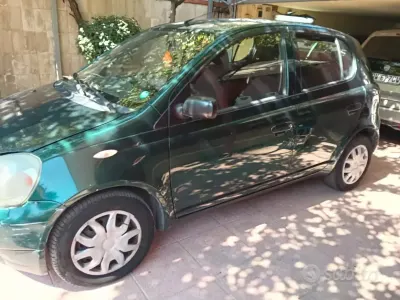 Usata Toyota Yaris Sol 68 CV (50 kW) 2002 Verde Berlina