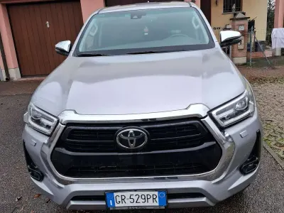 Usata Toyota HiLux Executive 150 CV (110 kW) 2024 Argento Pick-up