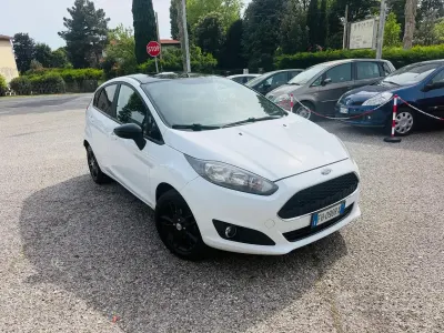 Usata Ford Fiesta 82 CV (60 kW) 2017 Bianco Utilitaria