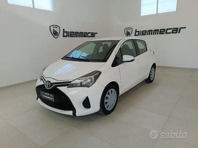 Usata Toyota Yaris Lounge 69 CV (50 kW) 2016 Bianco Berlina