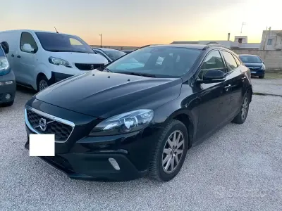 Usata Volvo V40 Momentum 120 CV (88 kW) 2016 Nero Berlina