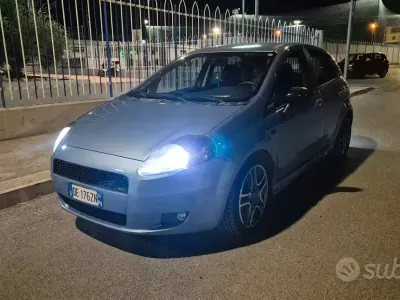 Usata Fiat Grande Punto 75 CV (55 kW) 2006 Bluazzurro Utilitaria