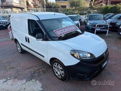 Usata Fiat Doblò Lounge 105 CV (77 kW) 2021 Bianco Monovolume