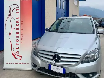 Usata Mercedes B180 109 CV (80 kW) 2014 Argento metallizzato Utilitaria