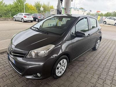 Usata Toyota Yaris Active 69 CV (50 kW) 2014 Grigio Utilitaria