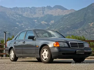Usata Mercedes C180 122 CV (89 kW) 1993 Grigio Berlina