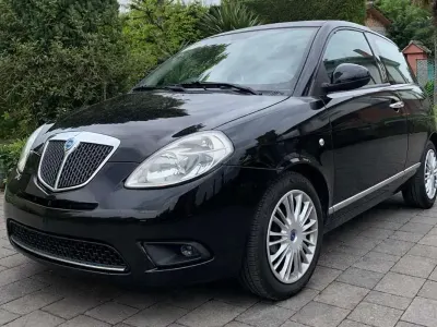 Begagnad Lancia Ypsilon 75 HK (55 kW) 2010 Svart Halvkombi