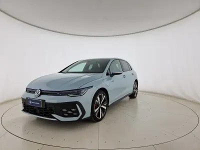 Usata VW Golf VIII GTE 272 CV (200 kW) 2025 Crystal ice blue metallizzato Berlina