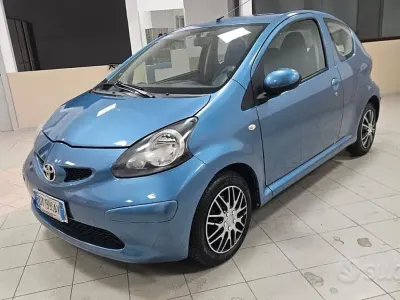 Usado Toyota Aygo 68 HP (50 kW) 2009 Azul Citadino