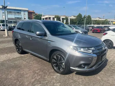 Usata Mitsubishi Outlander P-HEV Instyle 203 CV (149 kW) 2018 Argento SUV