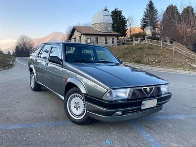 Usata Alfa Romeo 75 148 CV (108 kW) 1988 Grigio Berlina