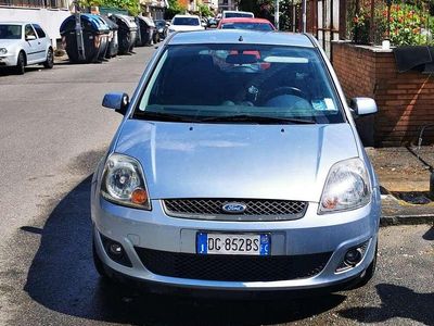 Usata Ford Fiesta Ghia 75 CV (55 kW) 2002 Blu/azzurro Berlina