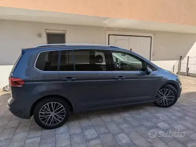 Begagnad VW Touran 150 HK (110 kW) 2017 Grå Minibuss