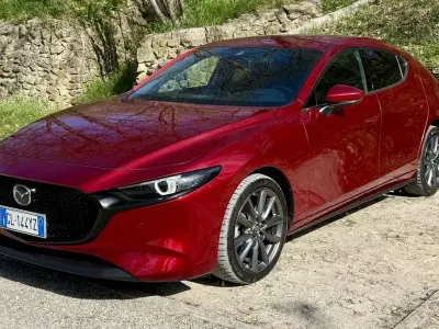 Begagnad Mazda 3 Exceed 186 HK (136 kW) 2023 Röd Sedan