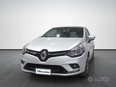 Begagnad Renault Clio IV Intens 90 HK (66 kW) 2018 Grå Sedan