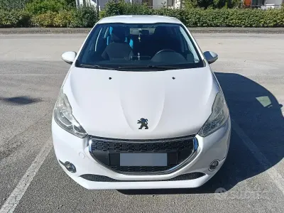 Usata Peugeot 208 68 CV (50 kW) 2014 Bianco Utilitaria