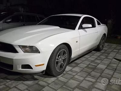 Usata Ford Mustang 214 CV (157 kW) 2010 Bianco Coupé