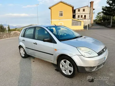 Usata Ford Fiesta 68 CV (50 kW) 2004 Grigio Utilitaria