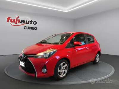 Usata Toyota Yaris Hybrid Active 101 CV (74 kW) 2016 Rosso Utilitaria