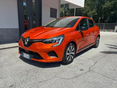 Usata Renault Clio V 101 CV (74 kW) 2023 Arancione Berlina