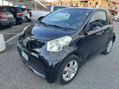 Usata Toyota iQ 68 CV (50 kW) 2009 Gray Utilitaria
