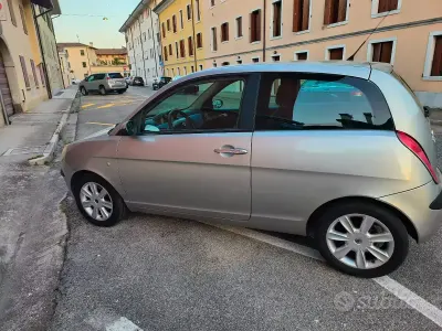 Usata Lancia Ypsilon 60 CV (44 kW) 2004 Grigio Utilitaria