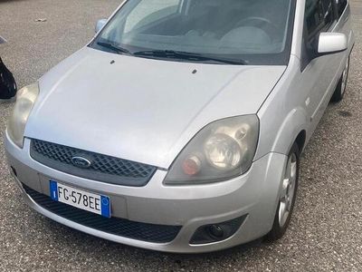 Usata Ford Fiesta 96 CV (70 kW) 2008 Grigio Utilitaria