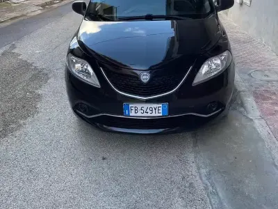 Usata Lancia Ypsilon 95 CV (69 kW) 2016 Nero Utilitaria