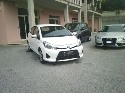 Usata Toyota Yaris Hybrid Lounge 75 CV (55 kW) 2014 Bianco Berlina