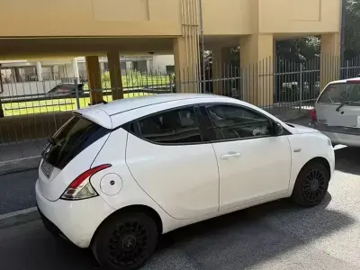 Usata Lancia Ypsilon 69 CV (50 kW) 2013 Bianco Utilitaria