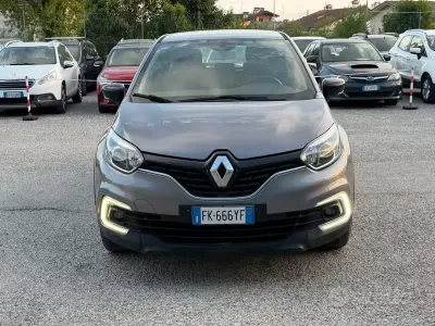 Usata Renault Captur Life 90 CV (66 kW) 2017 Grigio SUV