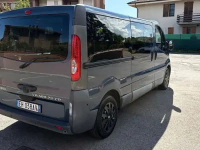 Usata Opel Vivaro 145 CV (106 kW) 2011 Blu/azzurro Monovolume
