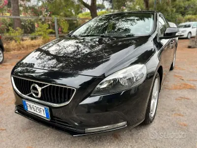 Usata Volvo V40 Kinetic 120 CV (88 kW) 2018 Nero Berlina