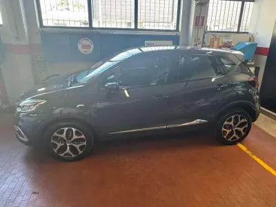Usata Renault Captur Intens 90 CV (66 kW) 2017 Blue marine SUV