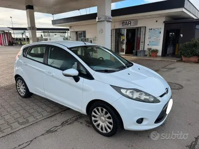 Usata Ford Fiesta 68 CV (50 kW) 2011 Bianco Berlina
