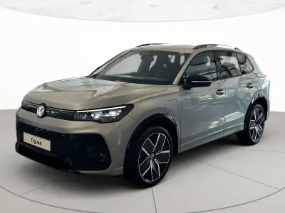 Nuova VW Tiguan R-line Plus 204 CV (150 kW) 2026 Dolomite silver metallizzato SUV