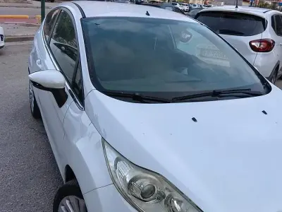 Usata Ford Fiesta 97 CV (71 kW) 2009 Bianco Berlina