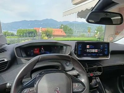 Usata Peugeot 208 Allure 102 CV (75 kW) 2021 Argento Utilitaria