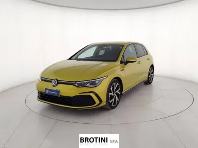 Usata VW Golf VIII R-line 131 CV (96 kW) 2024 Giallo metallizzato Berlina