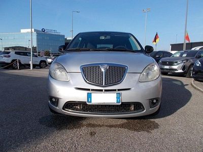 Usata Lancia Ypsilon 77 CV (56 kW) 2010 Argento / metallizzato Utilitaria