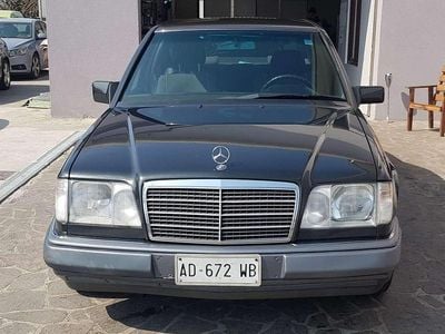 Usata Mercedes E200 118 CV (86 kW) 1995 Nero Berlina