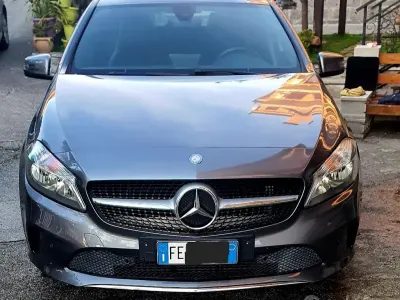 Usata Mercedes A180 122 CV (89 kW) 2016 Grigio Utilitaria