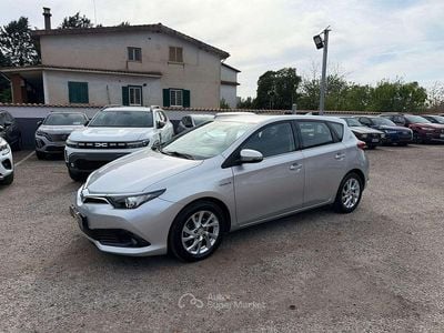 Usata Toyota Auris Hybrid Lounge 99 CV (72 kW) 2017 Argento Berlina