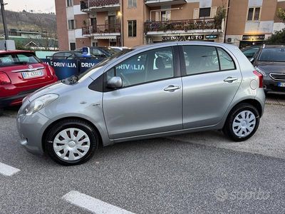 Usata Toyota Yaris Sol 89 CV (65 kW) 2006 Grigio Utilitaria