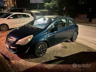 Używany Opel Corsa 85 KM (62 kW) 2011 Niebieski Sedan/Limuzyna