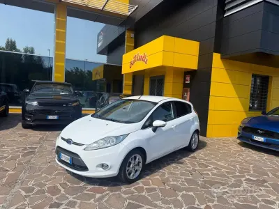 Usata Ford Fiesta Titanium 69 CV (50 kW) 2012 Bianco Berlina