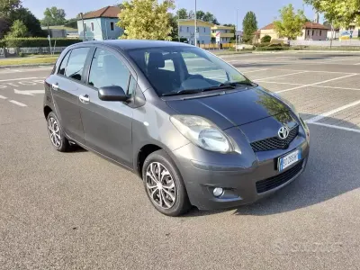 Usata Toyota Yaris 69 CV (50 kW) 2010 Grigio Utilitaria