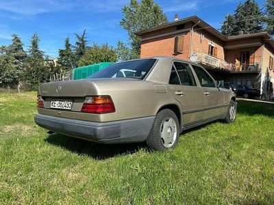 Usata Mercedes 200 72 CV (52 kW) 1989 Grigio Berlina