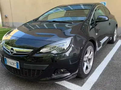 Usata Opel Astra GTC Cosmo 180 CV (132 kW) 2011 Nero Berlina