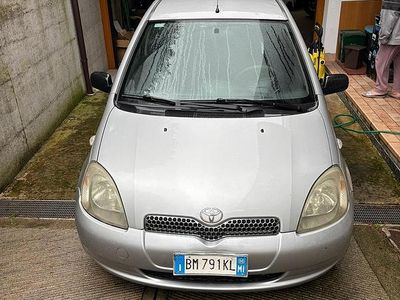 Usata Toyota Yaris 68 CV (50 kW) 2000 Grigio Utilitaria